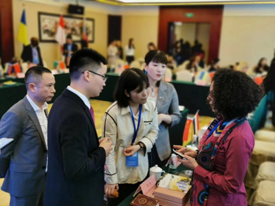 十一個(gè)一帶一路國(guó)家商務(wù)考察團(tuán)來(lái)訪成都咪貝科技公司