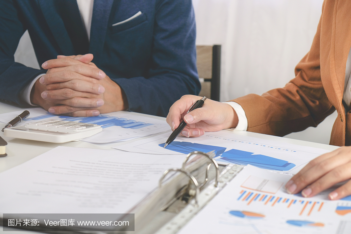 商務主管在辦公室進行業(yè)績銷售的咨詢談判會議。